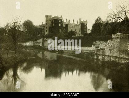 Kilkenny Castle, Irland aus dem Buch " in unbekanntem England " ein Rekord einer 7000 km langen Tour mit dem Motor der unbesuchten Ecken und Ecken und der Schreine von besonderem Interesse in England; Mit Einbrüchen in Schottland und Irland von Murphy, Thomas Dowler, 1866-1928 Publisher Boston, L. C. Seite 1910 Stockfoto