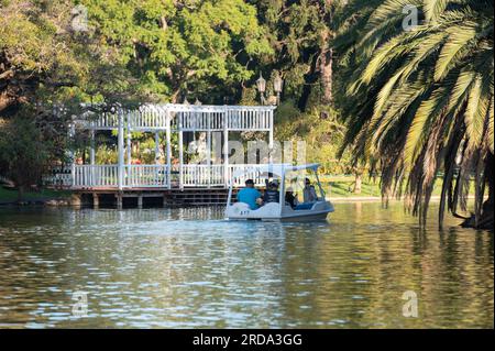 Buenos Aires, Argentinien : 2023. Mai 15 : Bewohner der Tretboote des Sees Bosques de Palermo in Buenos Aires, Hauptstadt von Argentin Stockfoto