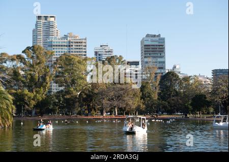 Buenos Aires, Argentinien : 2023. Mai 15 : Bewohner der Tretboote des Sees Bosques de Palermo in Buenos Aires, Hauptstadt von Argentin Stockfoto