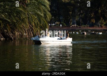 Buenos Aires, Argentinien : 2023. Mai 15 : Bewohner der Tretboote des Sees Bosques de Palermo in Buenos Aires, Hauptstadt von Argentin Stockfoto