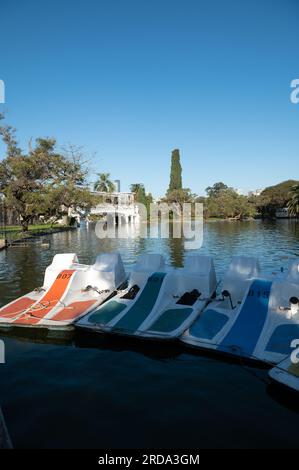 Buenos Aires, Argentinien : 2023. Mai 15 : Klassische Tretboote auf dem See der Boscheen von Palermo in Buenos Aires, der Hauptstadt Argentiniens. Stockfoto