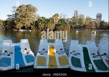 Buenos Aires, Argentinien : 2023. Mai 15 : Klassische Tretboote auf dem See der Boscheen von Palermo in Buenos Aires, der Hauptstadt Argentiniens. Stockfoto