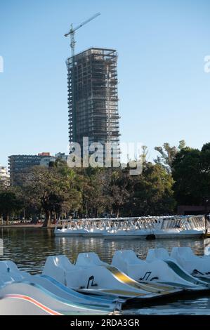 Buenos Aires, Argentinien : 2023. Mai 15 : Klassische Tretboote auf dem See der Boscheen von Palermo in Buenos Aires, der Hauptstadt Argentiniens. Stockfoto