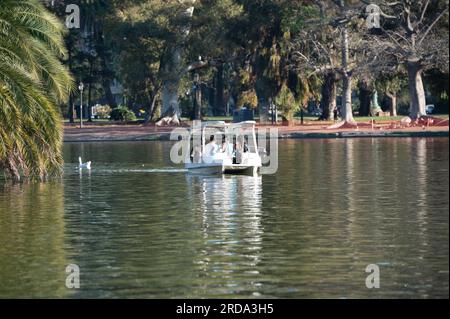 Buenos Aires, Argentinien : 2023. Mai 15 : Bewohner der Tretboote des Sees Bosques de Palermo in Buenos Aires, Hauptstadt von Argentin Stockfoto