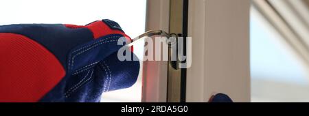 Der Handwerker installiert und repariert Fenster und Türen mit seinen Werkzeugen. Stockfoto