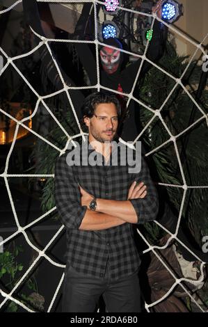 COCONUT CREEK, Florida - OKTOBER 16: Schauspieler und Stars der HBOs True Blood Series, Joe Manganiello (alias Joseph Michael 'Joe' Manganiello (geboren am 28. Dezember 1976), der Werwolf, Alcide Herveaux spielt und sich gerade mit der Schauspielerin Audra Marie verlobt hat. Und Lindsay Pulsipher (Jason Stackhouse's Love Interest, Crystal Norris) im Seminole Casino Coconut Creek Casino für das "Creek Spuk Oktober Weekend Event" . Am 15. Oktober 2010 in Coconut Creek, Florida: Joe Manganiello Credit: Storms Media Group/Alamy Live News Stockfoto