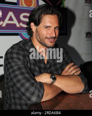 COCONUT CREEK, Florida - OKTOBER 16: Schauspieler und Stars der HBOs True Blood Series, Joe Manganiello (alias Joseph Michael 'Joe' Manganiello (geboren am 28. Dezember 1976), der Werwolf, Alcide Herveaux spielt und sich gerade mit der Schauspielerin Audra Marie verlobt hat. Und Lindsay Pulsipher (Jason Stackhouse's Love Interest, Crystal Norris) im Seminole Casino Coconut Creek Casino für das "Creek Spuk Oktober Weekend Event" . Am 15. Oktober 2010 in Coconut Creek, Florida: Joe Manganiello Credit: Storms Media Group/Alamy Live News Stockfoto