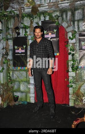 COCONUT CREEK, Florida - OKTOBER 16: Schauspieler und Stars der HBOs True Blood Series, Joe Manganiello (alias Joseph Michael 'Joe' Manganiello (geboren am 28. Dezember 1976), der Werwolf, Alcide Herveaux spielt und sich gerade mit der Schauspielerin Audra Marie verlobt hat. Und Lindsay Pulsipher (Jason Stackhouse's Love Interest, Crystal Norris) im Seminole Casino Coconut Creek Casino für das "Creek Spuk Oktober Weekend Event" . Am 15. Oktober 2010 in Coconut Creek, Florida: Joe Manganiello Credit: Storms Media Group/Alamy Live News Stockfoto