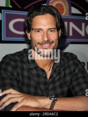 COCONUT CREEK, Florida - OKTOBER 16: Schauspieler und Stars der HBOs True Blood Series, Joe Manganiello (alias Joseph Michael 'Joe' Manganiello (geboren am 28. Dezember 1976), der Werwolf, Alcide Herveaux spielt und sich gerade mit der Schauspielerin Audra Marie verlobt hat. Und Lindsay Pulsipher (Jason Stackhouse's Love Interest, Crystal Norris) im Seminole Casino Coconut Creek Casino für das "Creek Spuk Oktober Weekend Event" . Am 15. Oktober 2010 in Coconut Creek, Florida: Joe Manganiello Credit: Storms Media Group/Alamy Live News Stockfoto