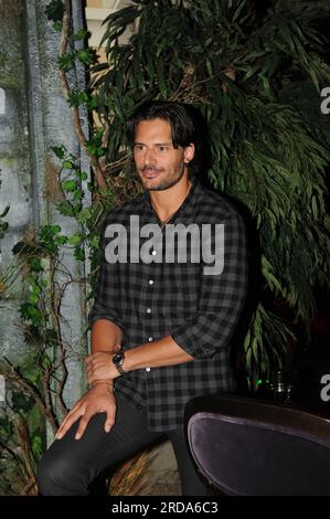 COCONUT CREEK, Florida - OKTOBER 16: Schauspieler und Stars der HBOs True Blood Series, Joe Manganiello (alias Joseph Michael 'Joe' Manganiello (geboren am 28. Dezember 1976), der Werwolf, Alcide Herveaux spielt und sich gerade mit der Schauspielerin Audra Marie verlobt hat. Und Lindsay Pulsipher (Jason Stackhouse's Love Interest, Crystal Norris) im Seminole Casino Coconut Creek Casino für das "Creek Spuk Oktober Weekend Event" . Am 15. Oktober 2010 in Coconut Creek, Florida: Joe Manganiello Credit: Storms Media Group/Alamy Live News Stockfoto