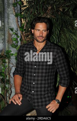 COCONUT CREEK, Florida - OKTOBER 16: Schauspieler und Stars der HBOs True Blood Series, Joe Manganiello (alias Joseph Michael 'Joe' Manganiello (geboren am 28. Dezember 1976), der Werwolf, Alcide Herveaux spielt und sich gerade mit der Schauspielerin Audra Marie verlobt hat. Und Lindsay Pulsipher (Jason Stackhouse's Love Interest, Crystal Norris) im Seminole Casino Coconut Creek Casino für das "Creek Spuk Oktober Weekend Event" . Am 15. Oktober 2010 in Coconut Creek, Florida: Joe Manganiello Credit: Storms Media Group/Alamy Live News Stockfoto