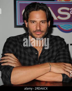 COCONUT CREEK, Florida - OKTOBER 16: Schauspieler und Stars der HBOs True Blood Series, Joe Manganiello (alias Joseph Michael 'Joe' Manganiello (geboren am 28. Dezember 1976), der Werwolf, Alcide Herveaux spielt und sich gerade mit der Schauspielerin Audra Marie verlobt hat. Und Lindsay Pulsipher (Jason Stackhouse's Love Interest, Crystal Norris) im Seminole Casino Coconut Creek Casino für das "Creek Spuk Oktober Weekend Event" . Am 15. Oktober 2010 in Coconut Creek, Florida: Joe Manganiello Credit: Storms Media Group/Alamy Live News Stockfoto