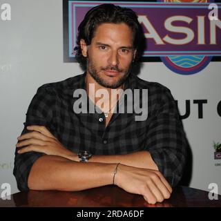 COCONUT CREEK, Florida - OKTOBER 16: Schauspieler und Stars der HBOs True Blood Series, Joe Manganiello (alias Joseph Michael 'Joe' Manganiello (geboren am 28. Dezember 1976), der Werwolf, Alcide Herveaux spielt und sich gerade mit der Schauspielerin Audra Marie verlobt hat. Und Lindsay Pulsipher (Jason Stackhouse's Love Interest, Crystal Norris) im Seminole Casino Coconut Creek Casino für das "Creek Spuk Oktober Weekend Event" . Am 15. Oktober 2010 in Coconut Creek, Florida: Joe Manganiello Credit: Storms Media Group/Alamy Live News Stockfoto