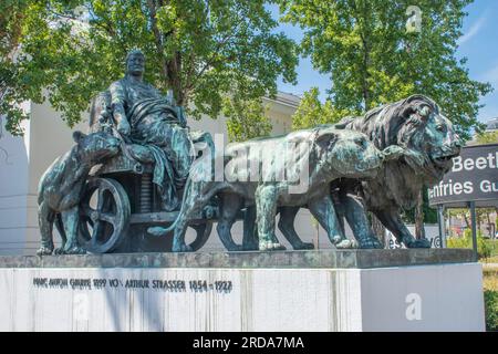 Wien, Österreich, 8. Juli 2023: Marc Anton Group, Bronzegruppe von Artur Strasser, Darstellung des römischen Generals und Staatsmanns Marc Antony mit einem Team von I. Stockfoto