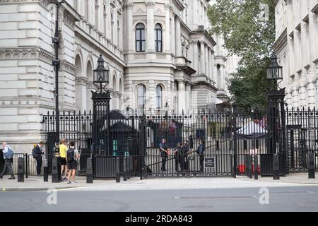 Eingezäunter und bewachter Eingang zur Downing Street, London, Großbritannien Stockfoto