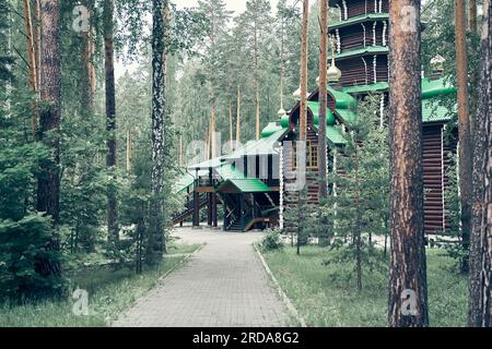 Das Kloster Ganina Yama in der Region Jekaterinburg, Russland, wurde zum Gedenken an die Romanows, die letzte königliche Familie Russlands, erbaut. Hochwertiges Foto Stockfoto