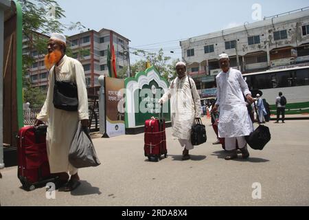 Am Samstag, den 20. Mai 2023, einen Tag nach dem Premierminister, kamen Pilger aus verschiedenen Teilen Bangladeschs in das Ashkona Hajj Camp in Dhaka Stockfoto