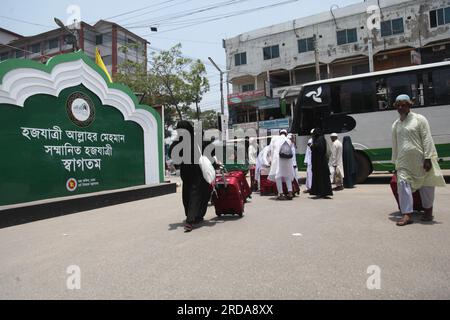 Am Samstag, den 20. Mai 2023, einen Tag nach dem Premierminister, kamen Pilger aus verschiedenen Teilen Bangladeschs in das Ashkona Hajj Camp in Dhaka Stockfoto