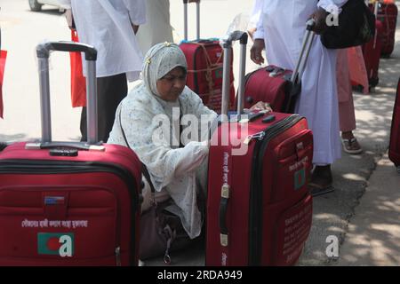 Am Samstag, den 20. Mai 2023, einen Tag nach dem Premierminister, kamen Pilger aus verschiedenen Teilen Bangladeschs in das Ashkona Hajj Camp in Dhaka Stockfoto