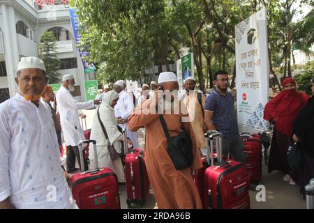 Am Samstag, den 20. Mai 2023, einen Tag nach dem Premierminister, kamen Pilger aus verschiedenen Teilen Bangladeschs in das Ashkona Hajj Camp in Dhaka Stockfoto