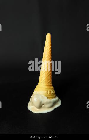 Eiskegel auf schwarzem Hintergrund, selektiver Fokus, Nahaufnahme Stockfoto