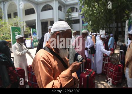 Am Samstag, den 20. Mai 2023, einen Tag nach dem Premierminister, kamen Pilger aus verschiedenen Teilen Bangladeschs in das Ashkona Hajj Camp in Dhaka Stockfoto