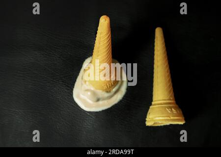 Eiscreme in Form einer Kegel auf schwarzem Hintergrund. Stockfoto