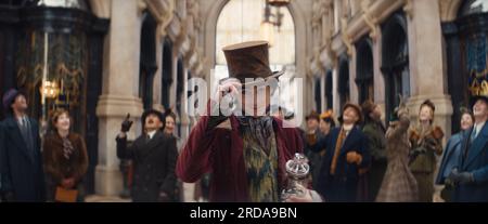 VERÖFFENTLICHUNGSDATUM: 15. Dezember 2023. TITEL: Wonka. STUDIO: Warner Bros DIREKTOR: Paul King. PLOT: Die Geschichte konzentriert sich speziell auf einen jungen Willy Wonka und wie er die Oompa-Loompas auf einem seiner frühesten Abenteuer traf. TIMOTHEE CHALAMET als Willy Wonka. (Kreditbild: © Warner Bros/Entertainment Pictures/ZUMAPRESS.com) NUR REDAKTIONELLE VERWENDUNG! Nicht für den kommerziellen GEBRAUCH! Stockfoto