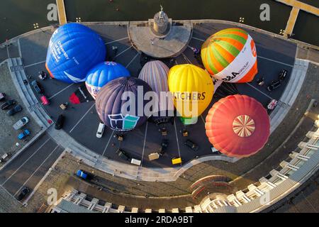 Heißluftballons werden am frühen Morgen von Bristol Harbourside aufgeblasen und gefesselt, während der Countdown zur Bristol International Balloon Fiesta 2023 auf dem Ashton Court Estate im August beginnt. Foto: Donnerstag, 20. Juli 2023. Stockfoto