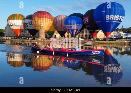 Heißluftballons werden am frühen Morgen von Bristol Harbourside aufgeblasen und gefesselt, während der Countdown zur Bristol International Balloon Fiesta 2023 auf dem Ashton Court Estate im August beginnt. Foto: Donnerstag, 20. Juli 2023. Stockfoto