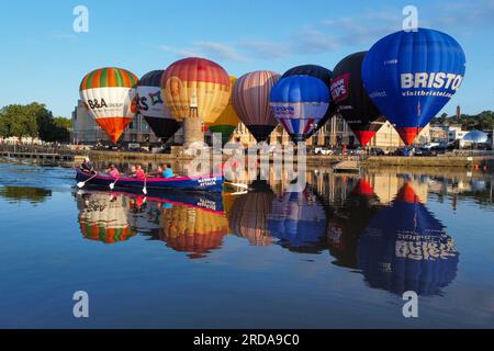 Heißluftballons werden am frühen Morgen von Bristol Harbourside aufgeblasen und gefesselt, während der Countdown zur Bristol International Balloon Fiesta 2023 auf dem Ashton Court Estate im August beginnt. Foto: Donnerstag, 20. Juli 2023. Stockfoto