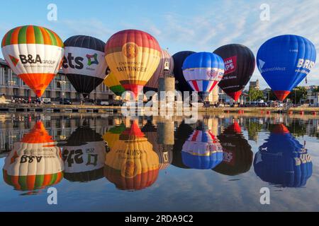 Heißluftballons werden am frühen Morgen von Bristol Harbourside aufgeblasen und gefesselt, während der Countdown zur Bristol International Balloon Fiesta 2023 auf dem Ashton Court Estate im August beginnt. Foto: Donnerstag, 20. Juli 2023. Stockfoto