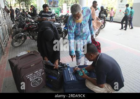 Am Samstag, den 20. Mai 2023, einen Tag nach dem Premierminister, kamen Pilger aus verschiedenen Teilen Bangladeschs in das Ashkona Hajj Camp in Dhaka Stockfoto