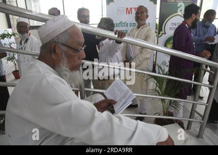 Am Samstag, den 20. Mai 2023, einen Tag nach dem Premierminister, kamen Pilger aus verschiedenen Teilen Bangladeschs in das Ashkona Hajj Camp in Dhaka Stockfoto