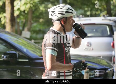Der Radfahrer löscht seinen Durst mit frischem Wasser aus einer Flasche Stockfoto