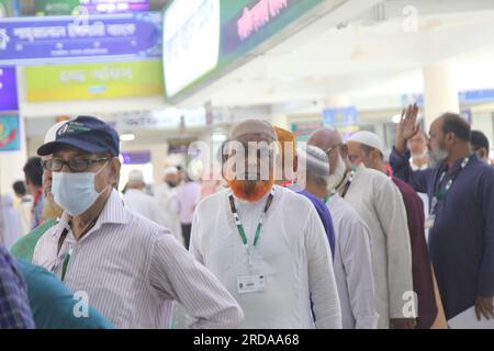 Am Samstag, den 20. Mai 2023, einen Tag nach dem Premierminister, kamen Pilger aus verschiedenen Teilen Bangladeschs in das Ashkona Hajj Camp in Dhaka Stockfoto