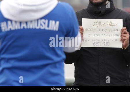 Aktenfoto vom 03.04/2017, von einem muslimischen Mann mit einem Schild in London. Die Fälle von anti-muslimischem Hass haben sich in einem Jahrzehnt mehr als verdoppelt, so eine Überwachungsgruppe, die erklärte, eine der detailliertesten Studien über solche Angriffe im Vereinigten Königreich erstellt zu haben. Ausgabedatum: Donnerstag, 20. Juli 2023. Stockfoto