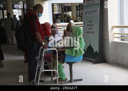 Am Samstag, den 20. Mai 2023, einen Tag nach dem Premierminister, kamen Pilger aus verschiedenen Teilen Bangladeschs in das Ashkona Hajj Camp in Dhaka Stockfoto