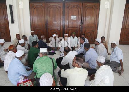 Am Samstag, den 20. Mai 2023, einen Tag nach dem Premierminister, kamen Pilger aus verschiedenen Teilen Bangladeschs in das Ashkona Hajj Camp in Dhaka Stockfoto