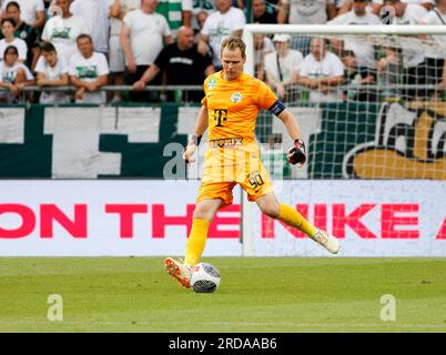 Budapest, Ungarn. 19. Juli 2023. Denes Dibusz von Ferencvarosi TC kontrolliert den Ball während des ersten Qualifikationsspiels der UEFA Champions League in der ersten Qualifikationsrunde 2. zwischen Ferencvarosi TC und KI Klaksvik in der Groupama Arena am 19. Juli 2023 in Budapest, Ungarn. Kredit: Laszlo Szirtesi/Alamy Live News Stockfoto