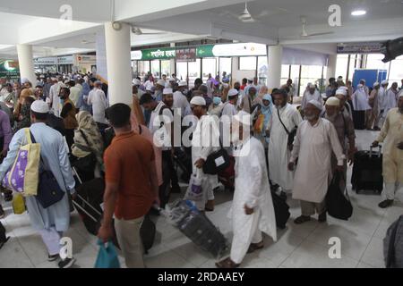 Am Samstag, den 20. Mai 2023, einen Tag nach dem Premierminister, kamen Pilger aus verschiedenen Teilen Bangladeschs in das Ashkona Hajj Camp in Dhaka Stockfoto