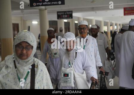 Am Samstag, den 20. Mai 2023, einen Tag nach dem Premierminister, kamen Pilger aus verschiedenen Teilen Bangladeschs in das Ashkona Hajj Camp in Dhaka Stockfoto