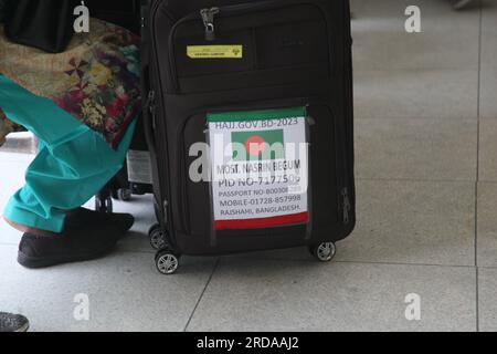 Am Samstag, den 20. Mai 2023, einen Tag nach dem Premierminister, kamen Pilger aus verschiedenen Teilen Bangladeschs in das Ashkona Hajj Camp in Dhaka Stockfoto