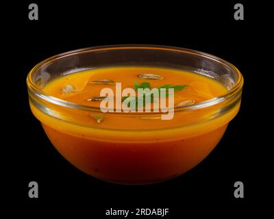 Kürbiscremesuppe isoliert auf schwarzem Hintergrund Stockfoto