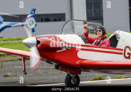 Bob Grimstead in einem elektrischen Gleitflugzeug Fournier RF4D öffnet die Cockpit-Überdachung nach der Ausstellung auf einer Flugschau. G-AWGN-Motorsegler. Display Pilot Stockfoto