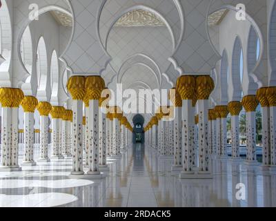 Galerie mit reich verzierten Säulen in der Scheich-Zayed-Moschee, Abu Dhabi, VAE Stockfoto