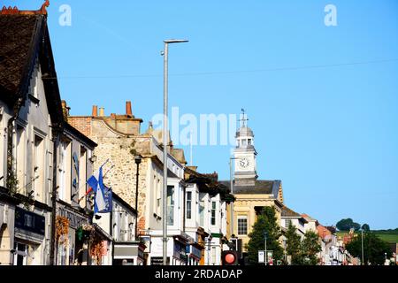 Blick auf die Guildhall entlang der Fore Street, Chard, Somerset, Großbritannien, Europa. Stockfoto