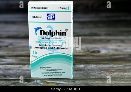 Kairo, Ägypten, Juni 26 2023: Dolphin 12,5 mg 10 Supp. Diclofenac-Natrium, analgetisch, nichtopioid, antipyretisch, nichtsteroidales Antiphlogistikum (NSAID) Stockfoto