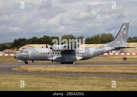 Die polnische Luftwaffe CASA C-295M kommt auf der Royal International Air Tattoo 2023 an. Stockfoto