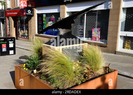 Statue des Stringfellows-Flugzeugs entlang Fore Street, Chard, Somerset, Großbritannien, Europa. Stockfoto